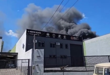 Incêndio atinge galpão de indústria de plástico em Várzea Paulista