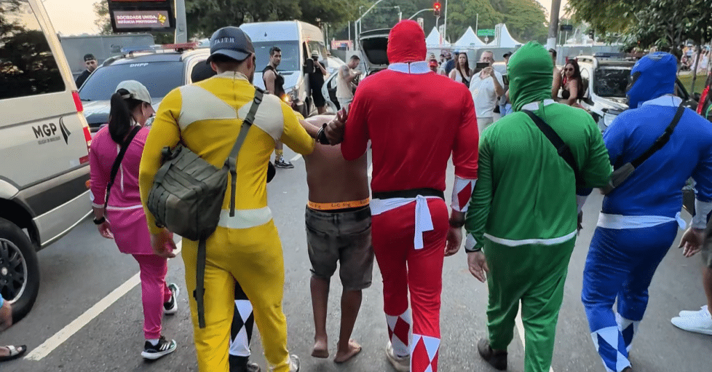 ‘Power Rangers’ prendem homem durante Carnaval